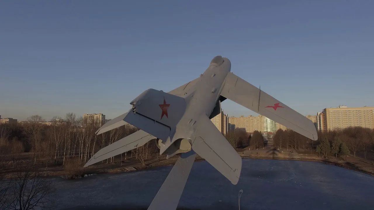 В субботу, 20 августа в 21:00, в парке Авиаторов под открытым небом развернется кинотеатр. Все желающие смогут, сидя на траве посмотреть кино про летчиков и самолеты. &nbsp;Зрителям предлагают взять собой плед или одеяло, термос с чаем и насладиться захватывающей кинокартиной «Ветер крепчает». Просмотр фильма абсолютно бесплатен. Правда есть нюанс – в случае дождя кинопаказ отменят.