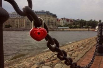 Памятник Екатерине II на площади Островского, ритуалы у сфинксов и другие места, где петербуржцы загадывают желания о любви.