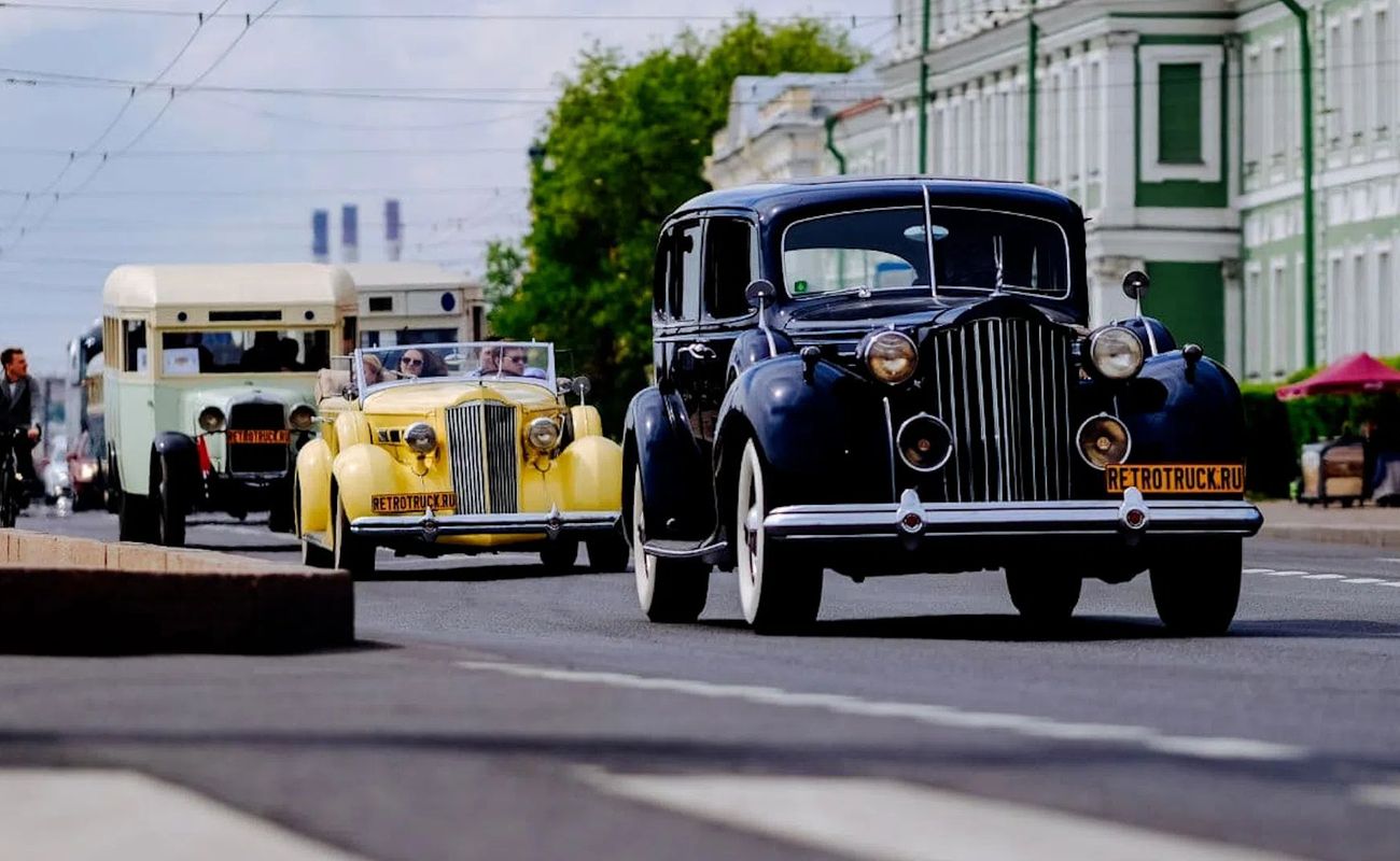 27 мая горожане смогут встретить на петербургских улицах самые разнообразные раритетные образцы машиностроения. Свыше 50 ретро-автобусов, троллейбусов, грузовиков и легковушек тронутся в путь от гостиницы «Прибалтийская» и пройдут парадом по Невскому проспекту, а затем будут выставлены на Инженерной улице.