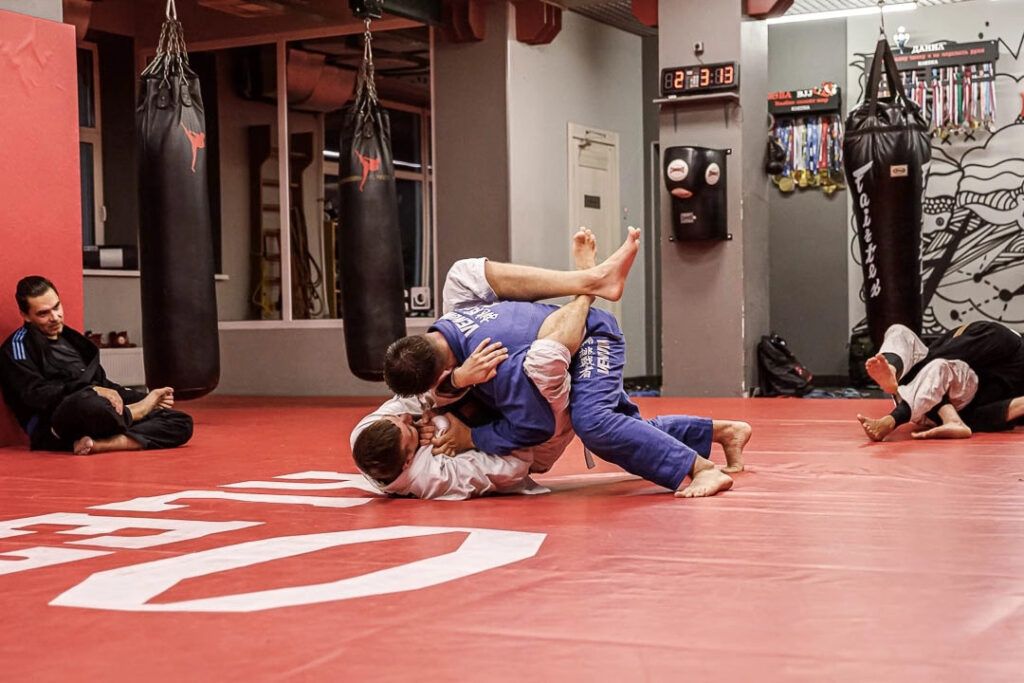 Клуб боевых искусств, где профессиональные и опытные тренеры – Чемпионы Мира, России и Европы помогут каждому освоить разные виды единоборств: каратэ, дзюдо, муай-тай, айкидо, самбо и другие. Здесь проводят групповые и индивидуальные тренировки как для детей, так и для взрослых.