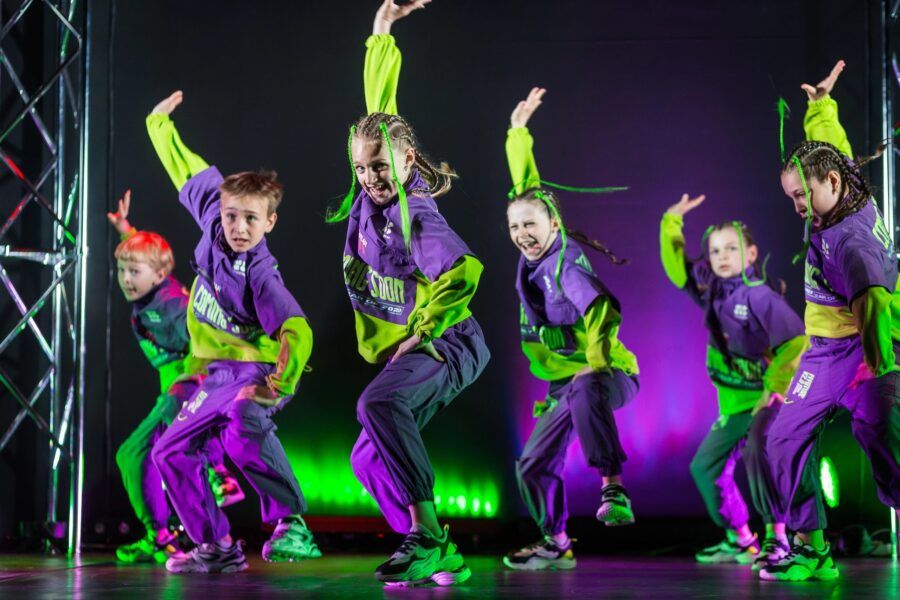 Освоить уличный хип-хоп, избавиться от скованности и стеснения, научиться чувствовать музыку, развить гибкость и стать настоящей звездой танцпола — 15 танцевальных студий для детей в Петербурге, где есть опытные и талантливые хореографы, уютная атмосфера и индивидуальный подход. От современного и энергичного брейк-данса до изящного и грациозного классического балета.