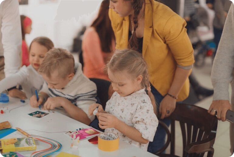 Начиная с трех лет, ребенок может рисовать не только дома на обоях, но и профессионально развивать моторику рук через рисование, лепку и аппликации. А с возрастом можно начать изучать техники написания картин, тем самым развивая фантазию и пространственное мышление. Возможно, в вашем ребенке скрыт талант дизайнера, и студия живописи ZuART поможет его раскрыть.