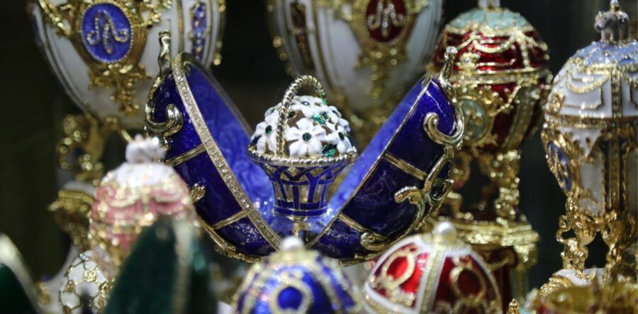 Музей Фаберже расположен в Дворце Нарышкиных-Шуваловых в двух шагах от метро Гостиный двор и Маяковская, на набережной Фонтанки. В коллекции музея находятся наиболее яркие и важные экспонаты русского ювелирного искусства 19 и 20 веков. В том числе 9 императорских пасхальных яиц, созданных фирмой Карла Фаберже.