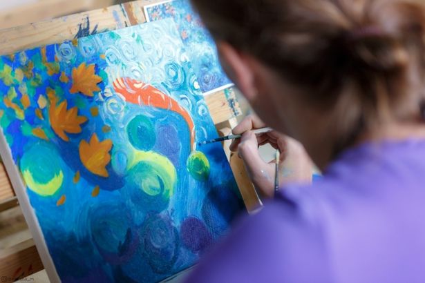 Написать свой собственный шедевр масляными красками под чутким руководством опытных педагогов — возможно с этого начнется Ваш путь художника. На протяжении трех часов ученики осваивают основные техники, которые помогут каждому создать свой мир воплощения фантазий. По окончании мастер-класса у всех участников на руках остается эксклюзивное произведение искусства, сделанное собственными руками.