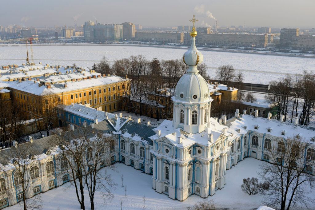 Каток среди леса, рождественские концерты в особняке, сверкающие ярмарки с запахом корицы и глинтвейна, атмосферные кафешки и умопомрачительные декорации улиц — вот они, атрибуты новогоднего Петербурга. Вы без напряга организуете себе насыщенную программу на праздники. Читайте статью Питер Online и сохраняйте 30 классных идей, куда пойти и на что посмотреть в зимние каникулы.