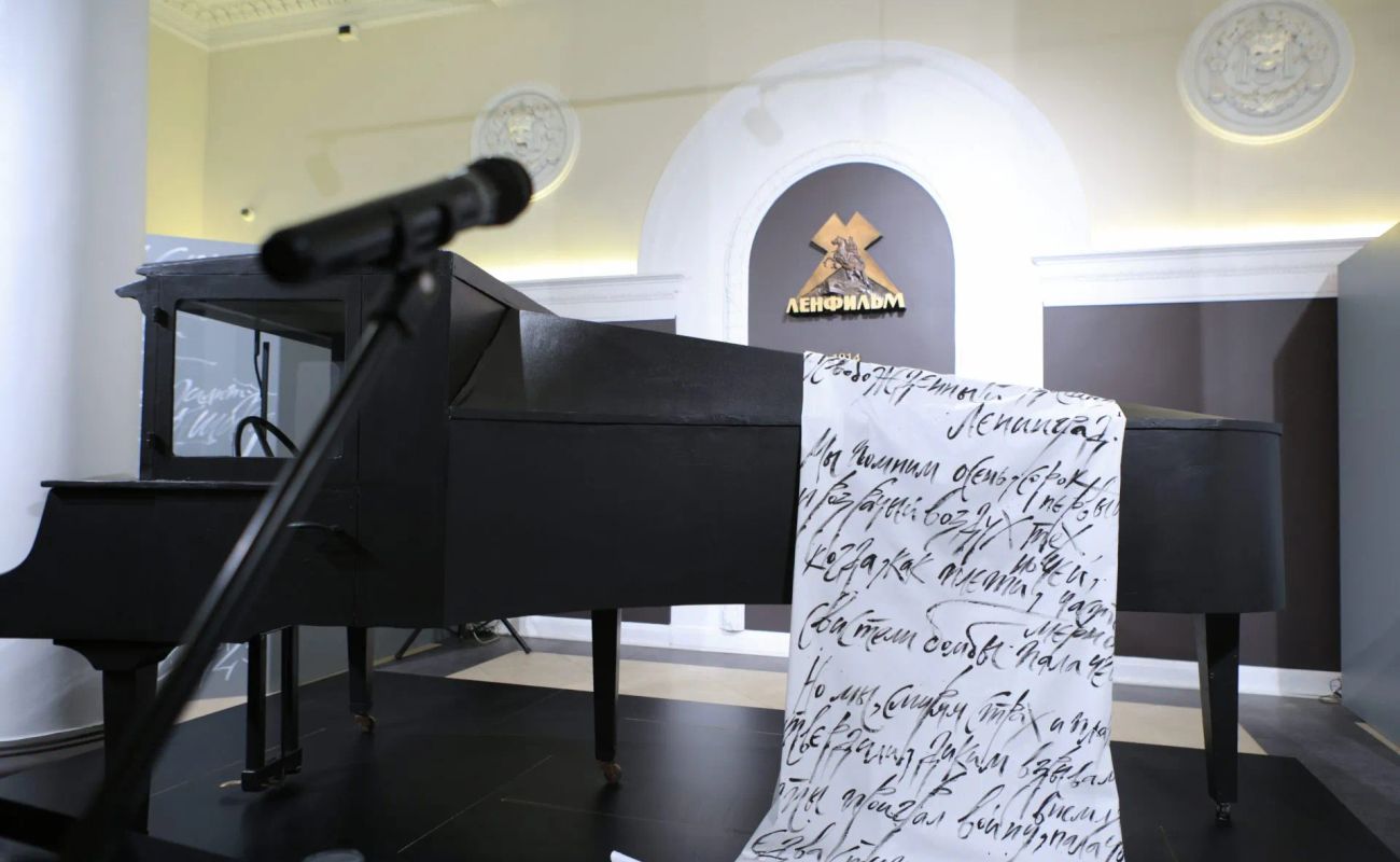 Старейшая киностудия страны запускает летний кинофестиваль с более чем 100 бесплатными показами. В программе — классика советского кино, военные драмы и детские фильмы. Показы проходят в киноцентре «Ленфильм», на Елагином острове и в 20+ библиотеках города.