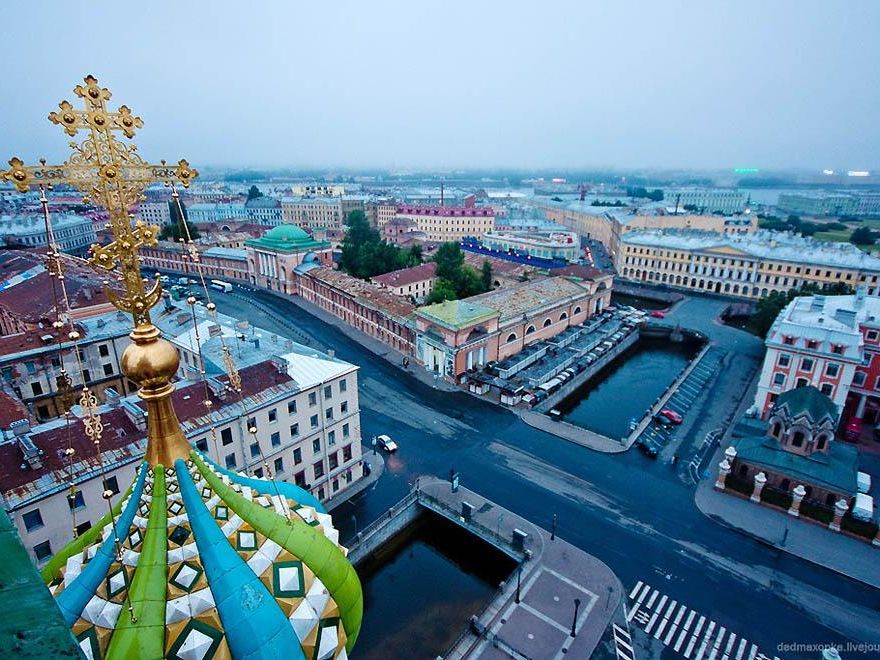 Купола Спаса-на-Крови с восстановленными золочеными крестами, которые, по легенде, были спрятаны на дне канала Грибоедова