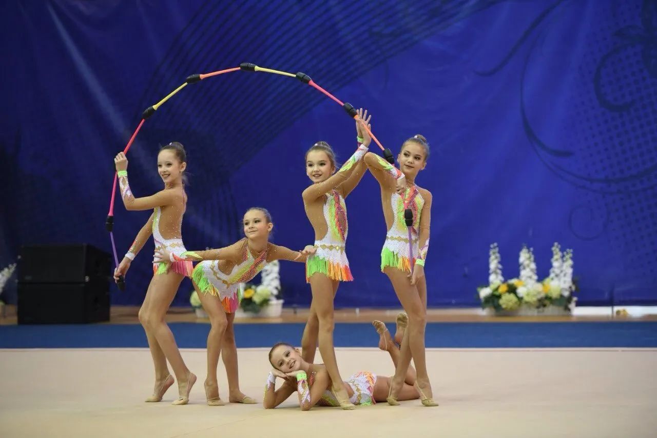 Юные гимнастки на тренировке по художественной гимнастике