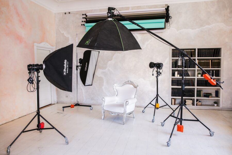 Лучше всего учиться мастерству съемки в проверенных школах фотографии с крутыми педагогами-фотографами. Только так вы добьетесь атмосферных кадров, которые будут завораживать и впечатлять. Питер Online рассказывает, где в Петербурге учат фотографировать в разных жанрах, работать со светом и цветом, создавать концепции для съемок и классно обрабатывать фото.