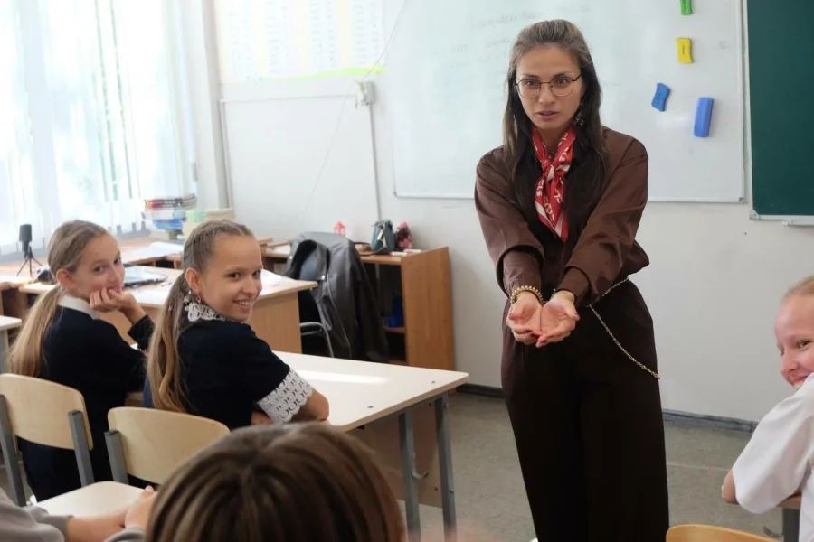 Полного дня, загородные, с углублённым IT и языками: Крылья, Детская академия наук, SchoolTime, Хексли и ещё 20 — адреса, цены, условия.