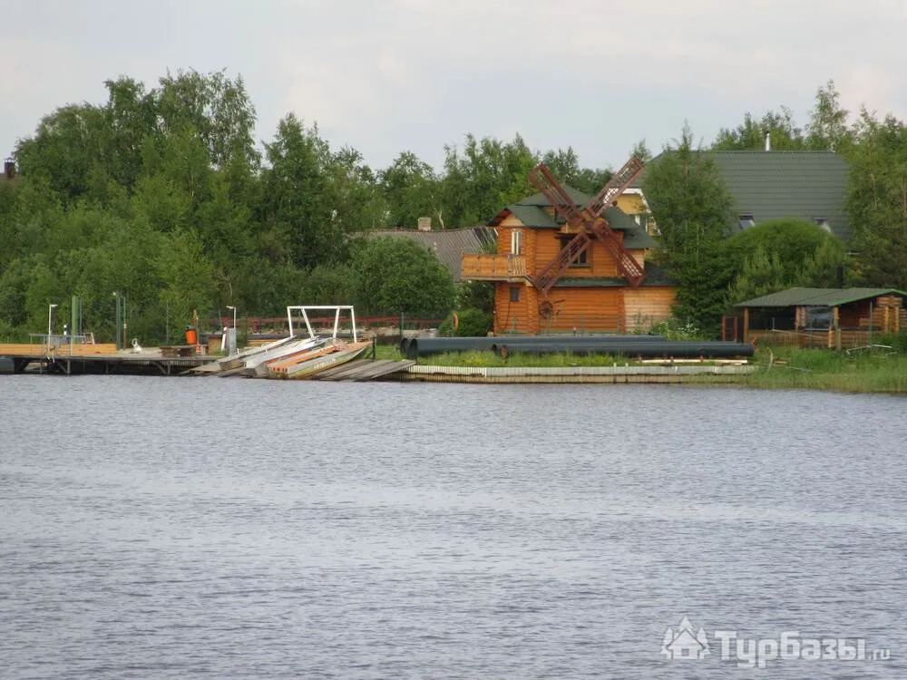 Деревянный дом базы отдыха «Свирская» на берегу реки Свирь в Свирице