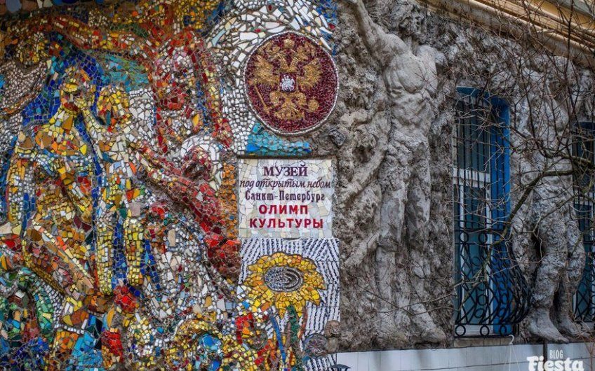 Многие петербуржцы и гости города уже успели насладиться невероятной красотой двора в центре города, где на домах, на земле и даже на поребриках разместились удивительной красоты экспозиции из мозаики. Однако не все знают, что в этом дворике работает Музей-галерея создателя мозаичного дворика Владимира Лубенко.