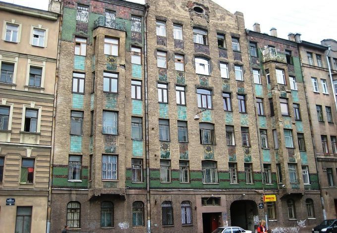 Майоликовые панно с маками и подсолнухами на фасаде дома Кудрявцева