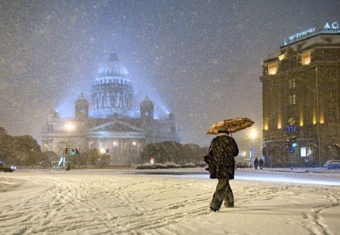 По прогнозам синоптиков, вместе с приходом зимы в Петербург вновь придут похолодание и снегопады. А пока в ближайшие 10 дней в городе будет царить плюсовая температура и дожди.
