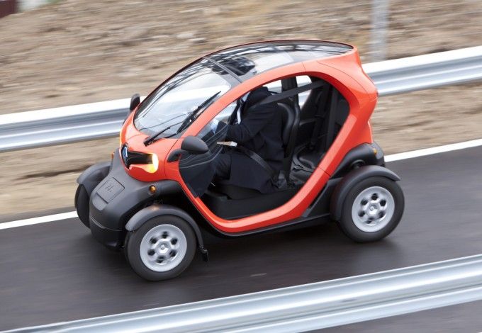 В этом году Петербург по традиции присоединится к проведению Всемирного дня без автомобиля. К его празднованию приурочат выставку электрокаров. Гости выставки познакомятся с автомобилями, которые не оказывают никакого воздействия на состояние окружающей среды. Петербуржцы узнают, каким образом эти машины заправляются, а также выгодно ли пересаживаться на электромобиль.