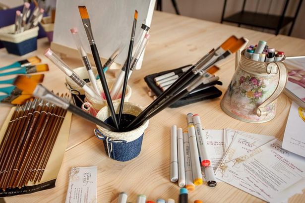 Недалеко от метро Лесная открылась Арт-студия Елены Сиверс. Здесь всего за три часа можно научиться писать профессиональные картины, а еще это прекрасная психотерапия для тех, кто погряз в рутине и обыденности, и самореализация для тех, кто раскрыл свое творческое начало в других направлениях искусства.