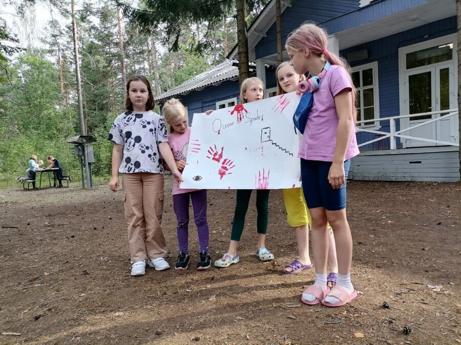 Дети снимают короткометражный фильм на английском языке в лагере English City