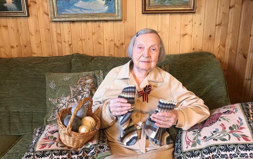 На поддержку семьям врачей участницу боёв за Сталинград вдохновил Томас Мур, 100-летний ветеран из Великобритании, который собрал 30 млн фунтов стерлингов на борьбу с пандемией. И, если он обещал обойти свой дом сто раз, то наша бабушка освоила социальные сети, чтобы рассказывать зрителям истории из своего прошлого, когда она была зенитчицей-наводчицей.
