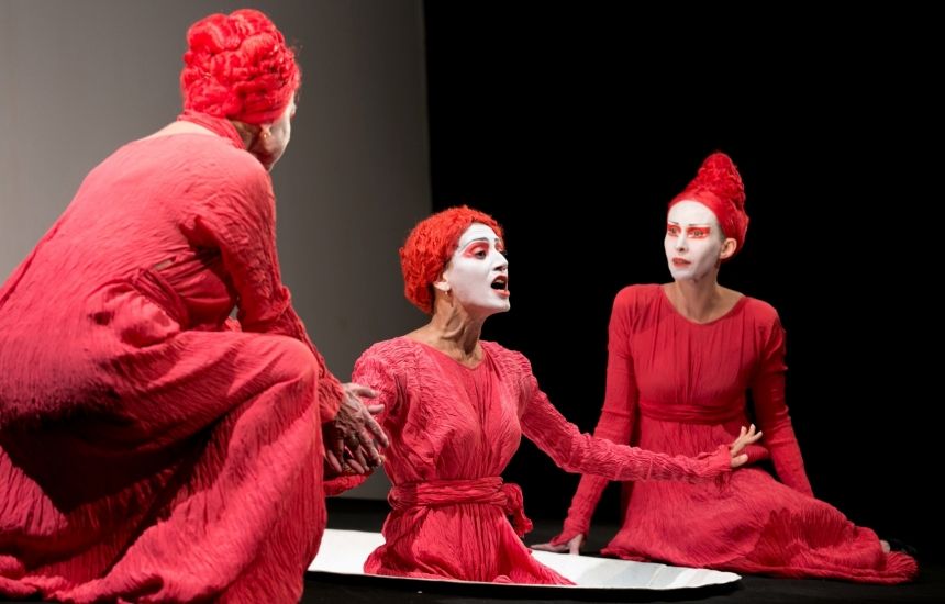 24 августа в Петербурге зрители смогут посмотреть спектакль сидя на крыше с видом на Финский залив. «Монологи вагины» от&nbsp;Театро Ди Капуа —&nbsp;это трепетная, но пронзительная история о внутренней свободе. «Мы совместим поход в театр и чистоту воздуха.&nbsp;Если вы не видели "Монологи Вагины" — обязательно сходите. Не видеть их хоть раз — вопиюще несовременно!» — комментируют событие организаторы.