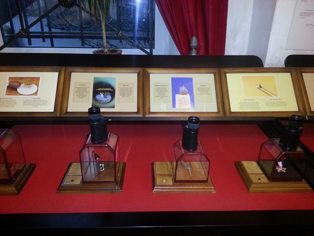 Музей микроминиатюры «Русский Левша» в Санкт-Петербурге приглашает посетителей окунуться в мир удивительных микроскопических шедевров. Расположенный на Итальянской улице, музей демонстрирует работы мастера Владимира Анискина, каждая из которых меньше миллиметра и видна только под микроскопом.