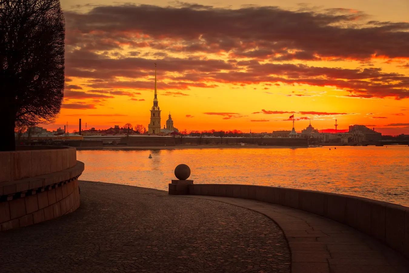 Теплоход на Неве на фоне набережных и мостов Петербурга