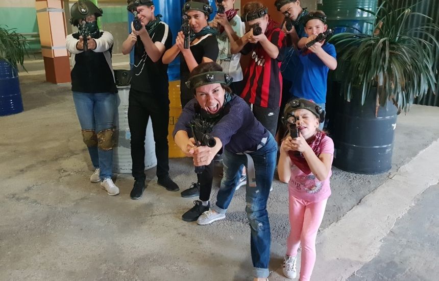 На юге Петербурга работает большая и комфортная площадка для лазертага, стилизованная под военную базу. «По легенде некогда действующая военная база «Сосновка» была заброшена в результате некого ядерного инцидента. На данный момент источников заражения не наблюдается, однако база стала прибежищем для военных преступников, которых надо обезвредить...»