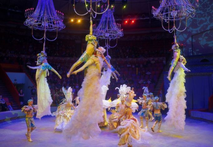 Радостная новость ждёт любителей цирка: долгожданное открытие состоится 18 декабря 2015 года. Цирк встретит гостей постановкой «Бал у Чинизелли, или 1001 Золушка», в которой каждый может принять участие. Роскошные платья от феи-крёстной и напудренные парики, крылатые лошади и королевские доги. Захватывающие трюки гимнастов. Волшебная сказка превратится в реальность.