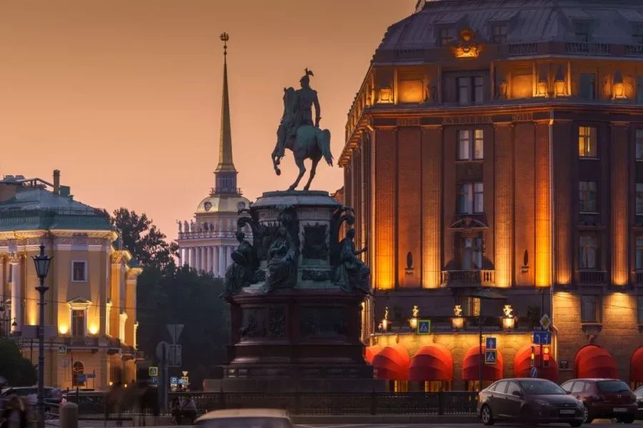 VIP-трансферы из аэропорта, конференц-залы и другие сервисы Петербурга для комфортной деловой командировки.