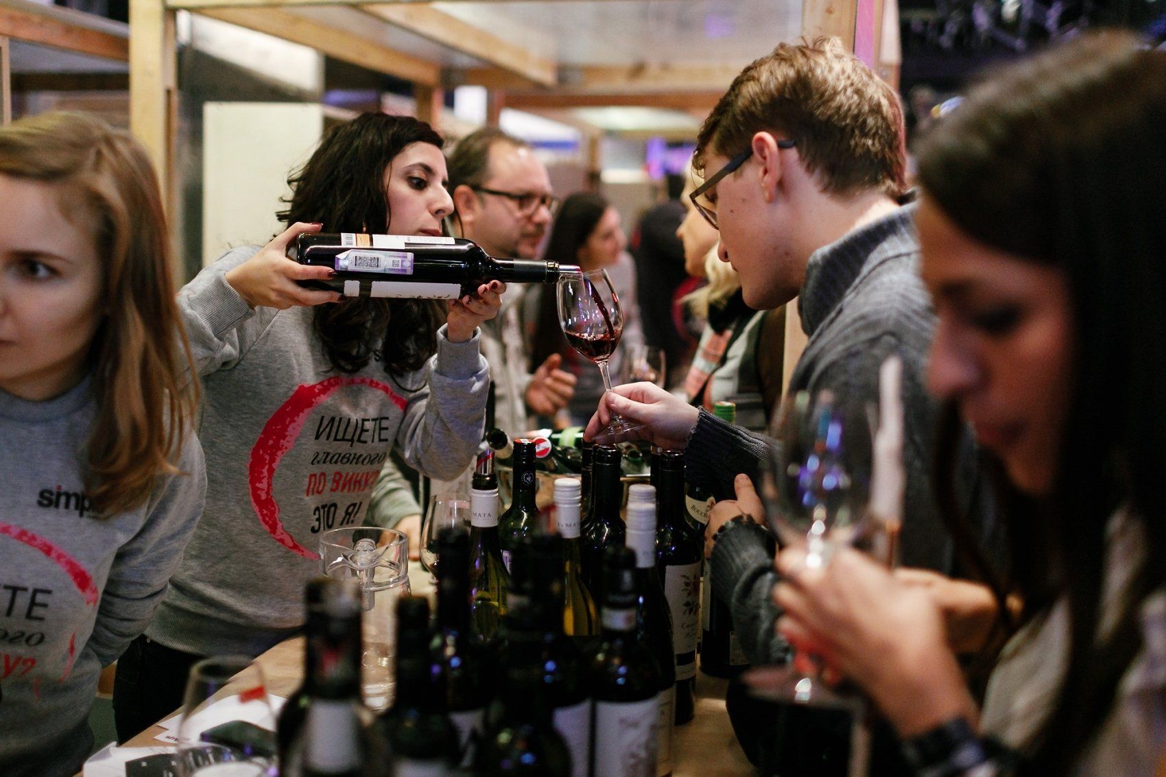 15 июля в порту Севкабель соберутся любители отдохнуть в духе аристократизма. С бокалом вина можно будет послушать лекции, посетить быстрые свидания, создать собственную этикетку и просто порисовать.&nbsp;Simple Wine Fest всего на один день откроет свои двери для всех желающих.