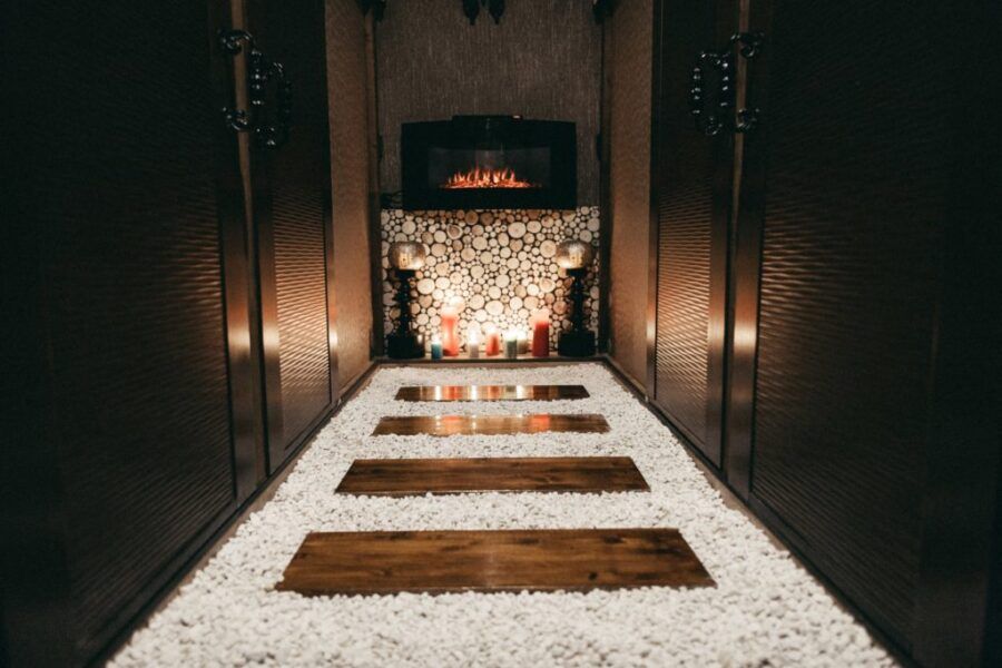 Атмосферный спа-салон vTHAIne в Санкт-Петербурге с аутентичным тайским декором, массажными матами и зоной для ароматерапии с травяными мешочками