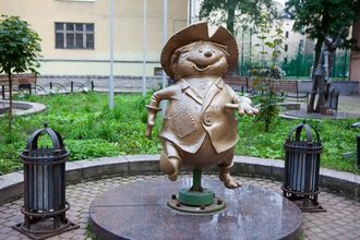 Двор Волшебника Изумрудного города на улице Правды