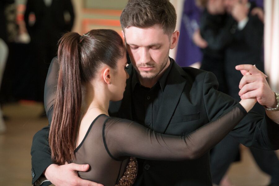 Когда прогулки по городу и вечера с роллами и фильмами надоели, пригласите свою вторую половину на творческий мастер-класс. Вместе вы нарисуете интерьерную картину, слепите глиняную посуду, разучите танец и сварите собственную шоколадную плитку. Читайте подборку, чтобы узнать обо всех мастер-классах, где можно интересно провести время и признаться в чувствах.