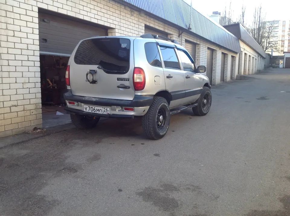 Находчивости и смекалки петербуржцам не занимать: вчера вечером по городу курсировал автомобиль с поленом вместо запасного колеса. По словам автомобилистов, изобретательный водитель разъезжает таким образом уже не впервые.