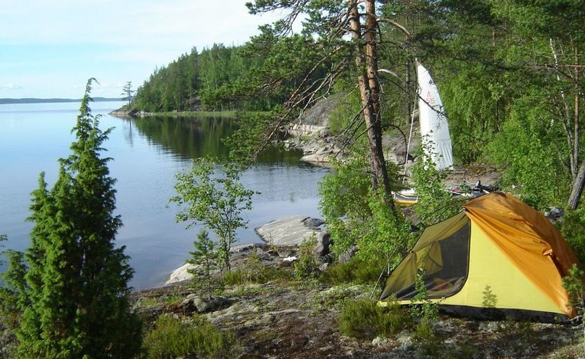 Вид на палаточный лагерь Парк Ладога с видом на озеро