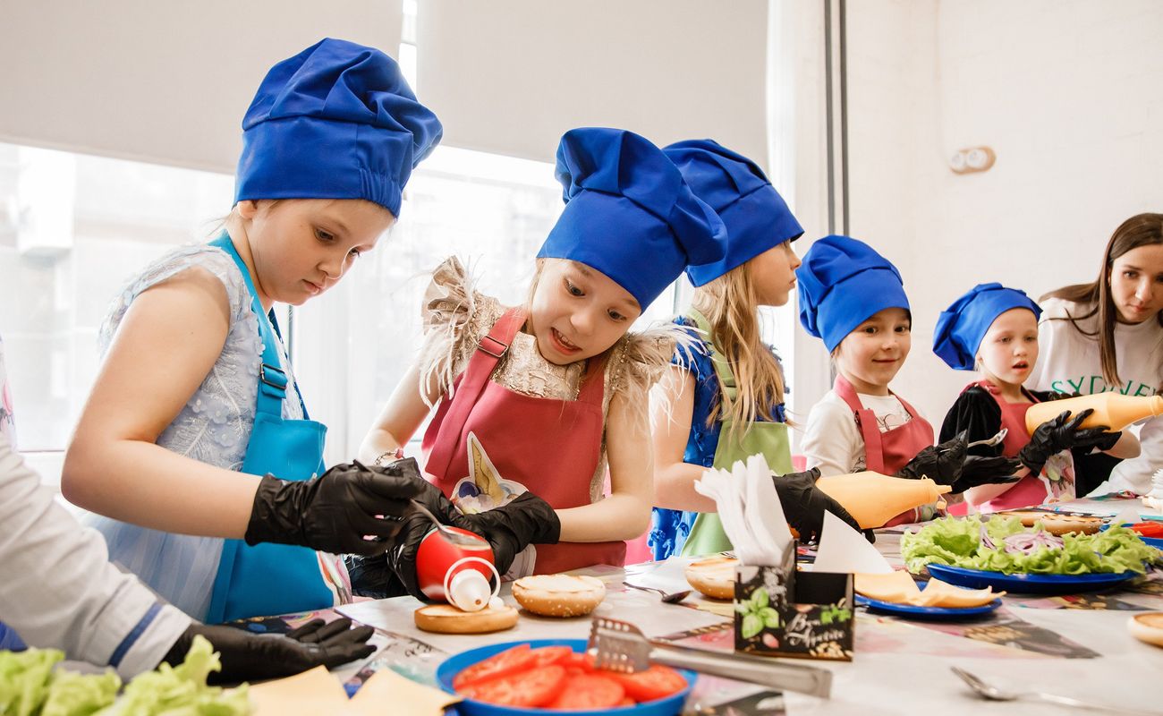 От создания фигурок из глины до изучения робототехники, от мастерства в живописи до секретов кулинарии – в городе на Неве дети могут погрузиться в увлекательный мир мастер-классов по самым разным направлениям, интересам и возрастам. Питер Online собрал 30 мастер-классов для детей в Санкт-Петербурге, которые не только помогут развить и раскрыть творческие способности, но и приобрести новые навыки, а главное – весело провести время и получить массу положительных эмоций.