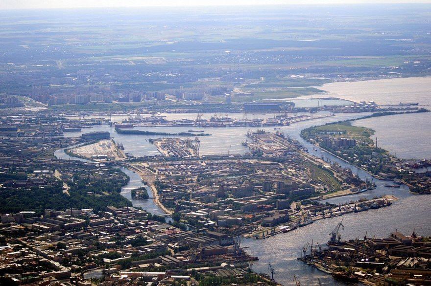 Острова занимают около 80 кв. км: Васильевский, Петроградский, Крестовский и 24 других — естественных и искусственных.