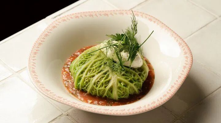 Ресторатор Виктор Федотов открыл «Белый Рябчик» в отреставрированном доходном доме на Петроградке. Шеф Роман Найзабеков готовит русскую кухню на открытом огне: калачи с галаганом, солянку с мозговой костью, перепелов на огне.