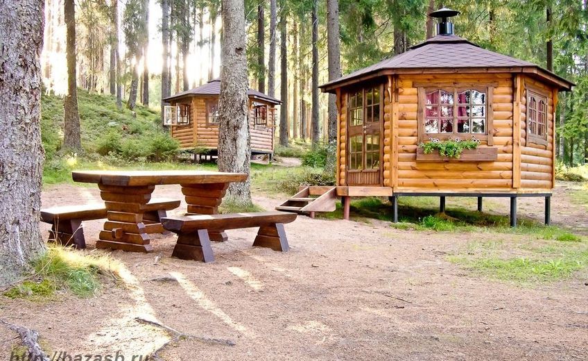 Территория базы отдыха Солнечный берег с видом на озеро Длинное