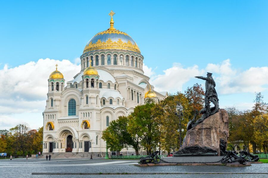 Теплоход на развод мостов, метеор в Петергоф, прогулки по крышам и мистические экскурсии — 15 маршрутов для незабываемого летнего Петербурга.