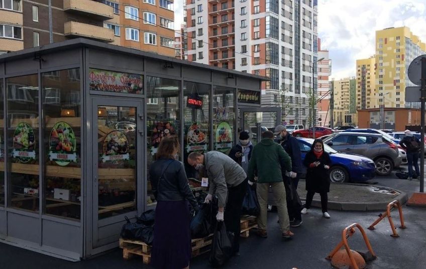 Насими Аббасов владеет небольшой сетью овощных магазинов по Петербургу. Месяц назад он решил бесплатно раздать тонну продуктов, но позже расширил проект, собрав пакеты с продуктами на сумму около 60 тысяч рублей.