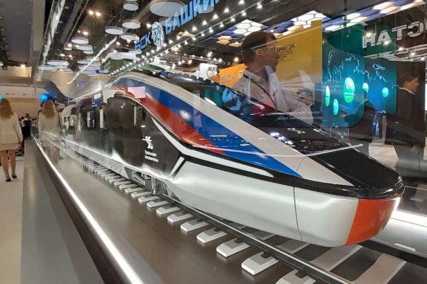 РЖД рассматривает возможность внедрения беспилотных технологий на будущей высокоскоростной магистрали между Петербургом и Москвой. Заместитель главы холдинга Евгений Чаркин сообщил, что компания активно тестирует автономное управление на электропоездах «Ласточка» и маневровых локомотивах, но конкретные сроки запуска полностью автономных составов на ВСМ пока не определены.