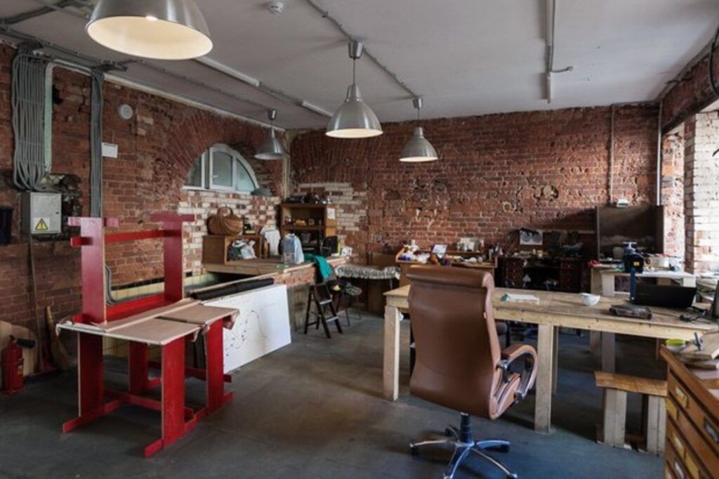 Вместо офиса и дома — комфортные и стильные рабочие пространства, где только вы, тишина и ноутбук. Ну и еще пара-тройка горящих дедлайнов, куда же без них. Питер Online составил подборку мест, где можно спокойно поработать, устроить совещания, провести занятия и подготовиться к экзаменам.