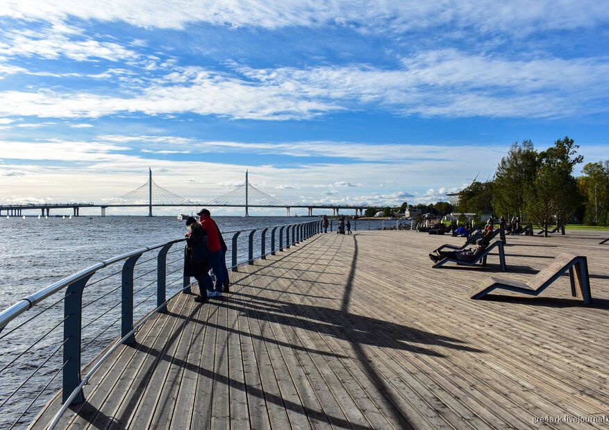 Уютные пляжи, заброшенный маяк, берег под мостом и огромная дамба — список мест, где можно насладиться шумом волн, спокойствием и восхитительными морскими пейзажами. Питер Online собрал самые красивые места, где можно полюбоваться прекрасным видом на море.