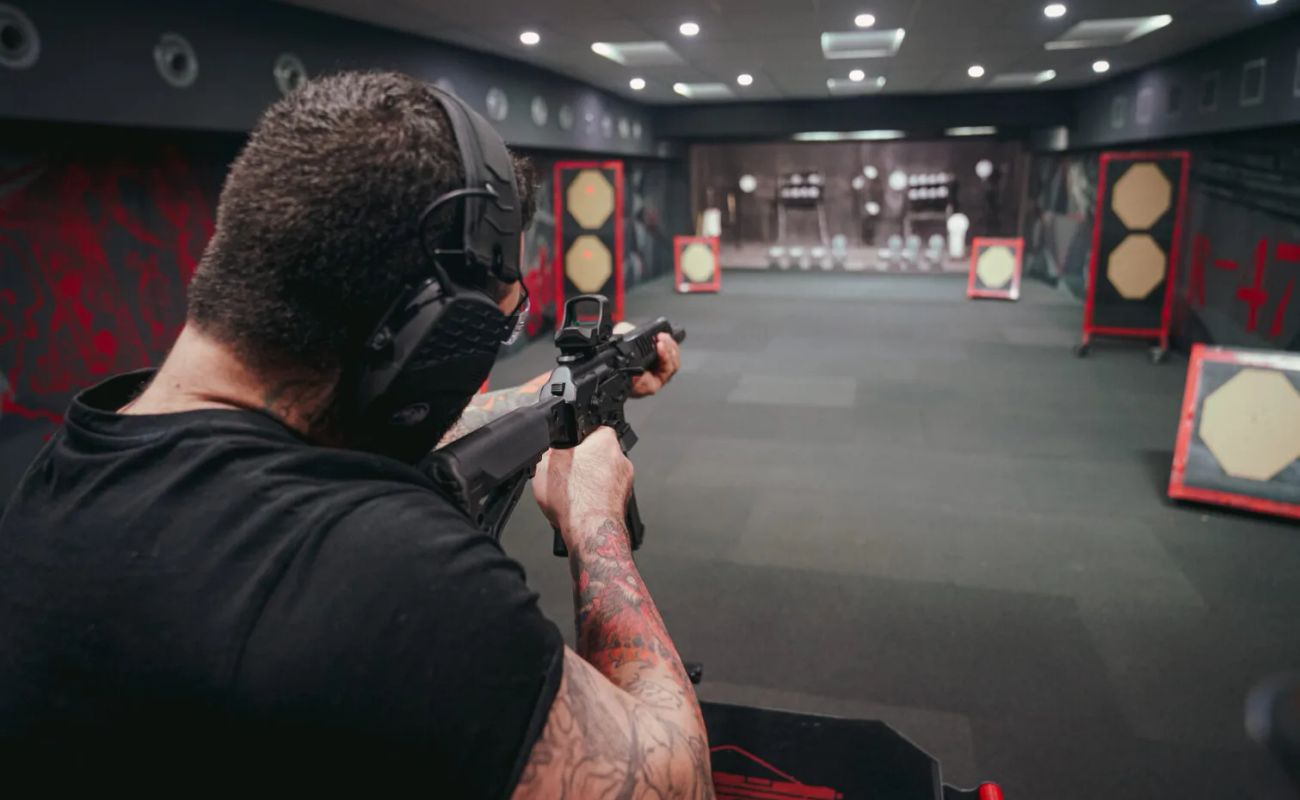Почувствовать себя метким стрелком и выйти за рамки компьютерных игр просто — достаточно посетить один из стрелковых клубов Петербурга. От пневматики до боевого оружия, от луков до легендарного пулемёта «Максим» — выбор огромен. PITER.NOW собрал 15 проверенных мест, где можно метко стрелять, учиться обращаться с оружием и просто отлично провести время.