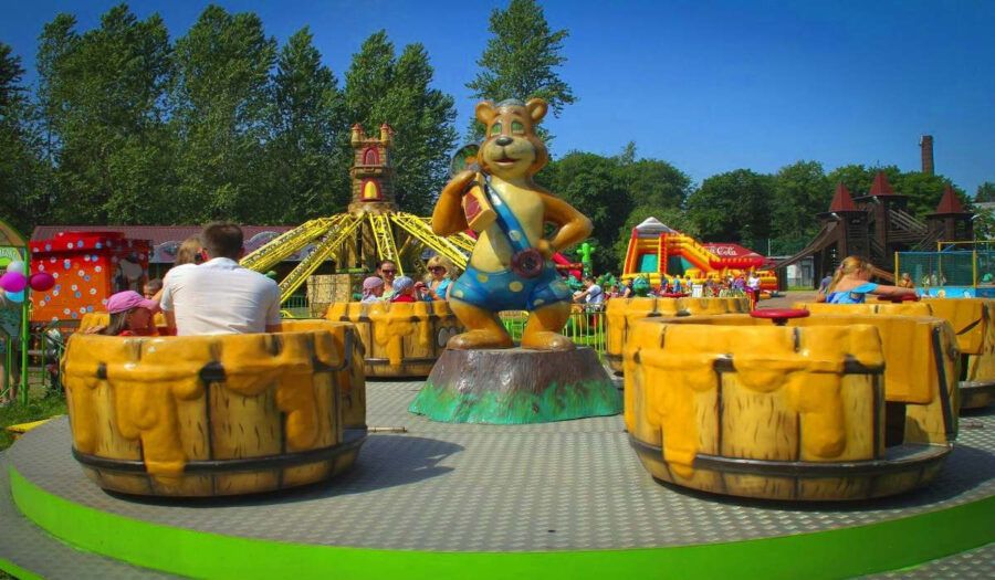 Парки аттракционов, интерактивные музеи, игровые центры, детские театры, кафе с анимацией, батутные парки и контактные зоопарки – куда сходить с ребенком в Петербурге? В подборке 114 мест для семейного отдыха.