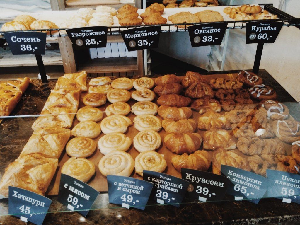 Витрина булочной Вольчека со свежей выпечкой