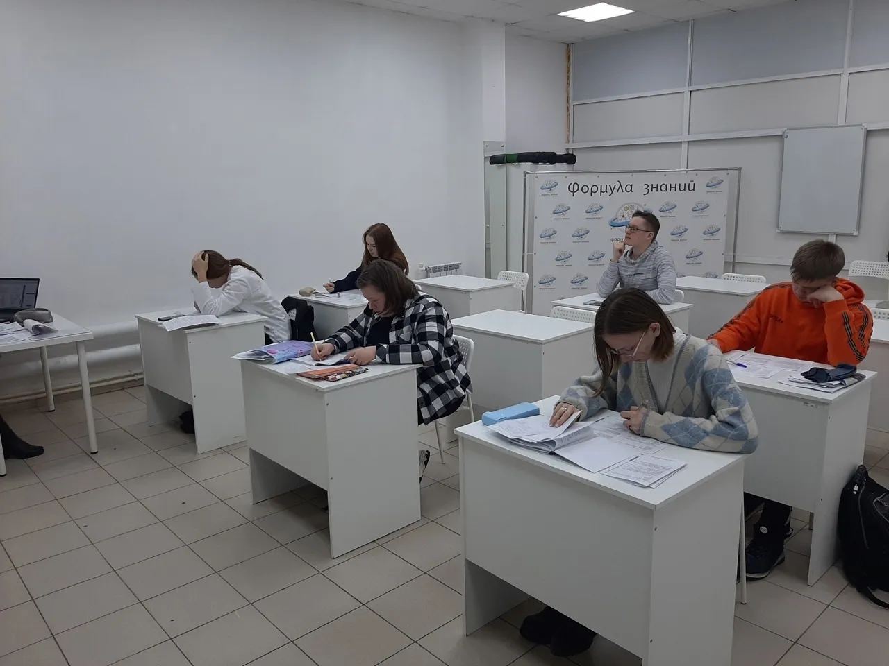 Старшеклассники за столами на занятии центра Формула знаний