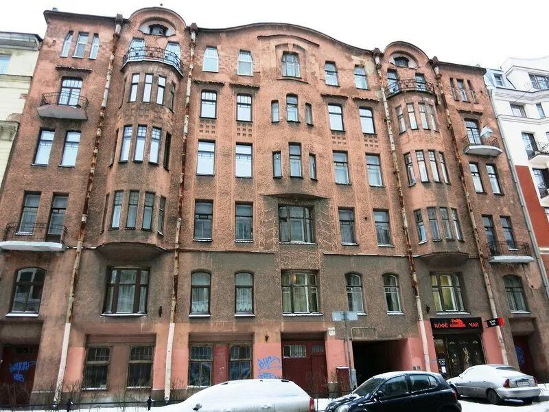 Кружевной дом на 2-й линии В.О. с богато украшенным фасадом и масонскими символами