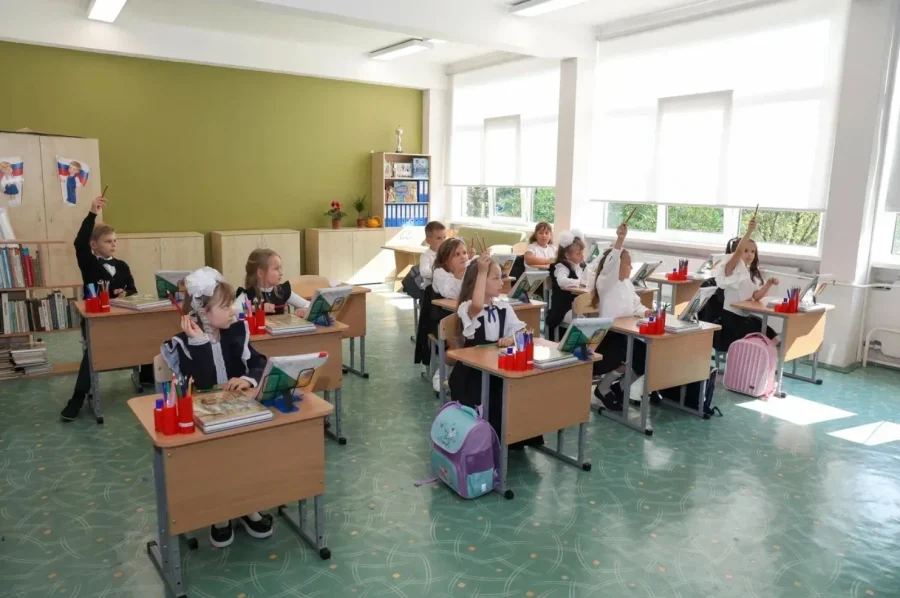Полного дня, загородные, с углублённым IT и языками: Крылья, Детская академия наук, SchoolTime, Хексли и ещё 20 — адреса, цены, условия.