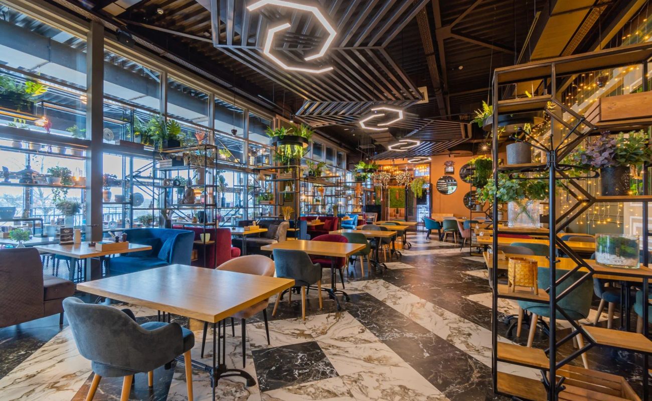 Лучший по кухне — Vakh с шефом из ресторанов Michelin Guide; хинкальные от 700 ₽ до авторских концептов за 2150 ₽.